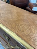 Antīka Luija XV stila trīs atvilktņu kumode ar zeltītām detaļām un parketētu virsmu (4732) - Image 25