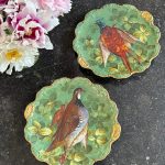 sienas, porcelāna šķīvji ar putnu motīviem un zelta krāsas detalizāciju, pieejami 2gab (7051)