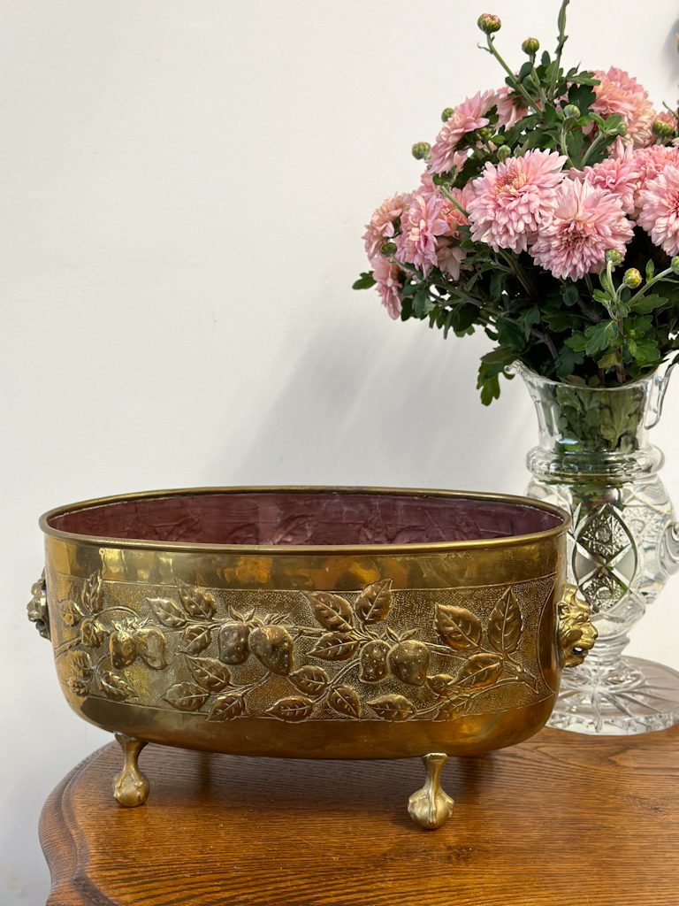 Kaltā misiņa kašpo ar zemenes ornamentu un lauvas galvām — Dinanderie tradīcija, E. Houeion, Dinant, Beļģija, ap 1900.–1940. Kašpo ar Lauvas Galvām, Vidēja Izmēra (5057) - Image 1