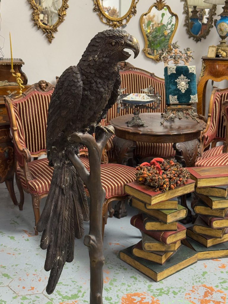 Livagtig bronzepapegøjeskulptur på grenbase - Animalier-tradition, Frankrig