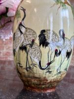 Apgleznota "Limoges" porcelāna vāze ar dzērvēm — japonisma stilā (Hand-Painted "Limoges" Porcelain Vase in Japonism Style) (7050) - Image 3