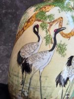Apgleznota "Limoges" porcelāna vāze ar dzērvēm — japonisma stilā (Hand-Painted "Limoges" Porcelain Vase in Japonism Style) (7050) - Image 4