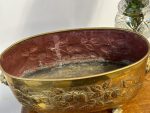 Kaltā misiņa kašpo ar zemenes ornamentu un lauvas galvām — Dinanderie tradīcija, E. Houeion, Dinant, Beļģija, ap 1900.–1940. Kašpo ar Lauvas Galvām, Vidēja Izmēra (5057) - Image 7