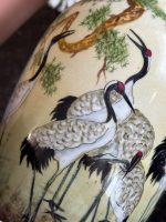 Apgleznota "Limoges" porcelāna vāze ar dzērvēm — japonisma stilā (Hand-Painted "Limoges" Porcelain Vase in Japonism Style) (7050) - Image 5