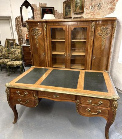 Skrivebord i Louis XV-stil med bronze og læder, Frankrig