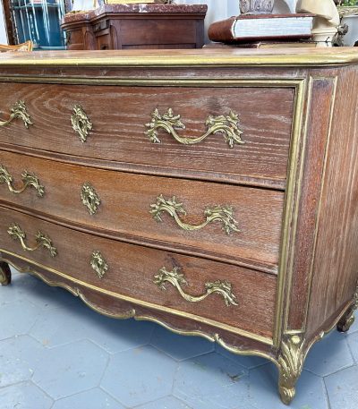 Antik Louis XV stil kommode med tre skuffer, forgyldte detaljer og parketmønstret