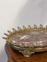 Antīka marmora paplāte ar misiņa apmali — Luija XVI stilā, smaga (antique brass marble display tray) (5048) - Image 4