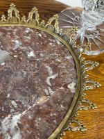 Antīka marmora paplāte ar misiņa apmali — Luija XVI stilā, smaga (antique brass marble display tray) (5048) - Image 7