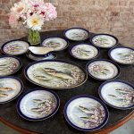 izsmalcināta "Limoge" porcelāna servīze ar zivīm, tumši zilā krāsā ar zelta krāsas akcentu, ar mākslinieka parakstu (7054)