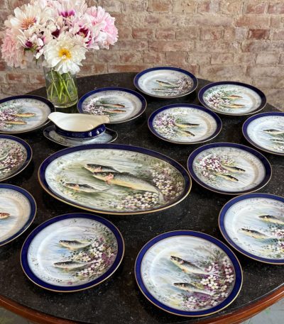 Eksklusiv Limoges porcelænsservice med fisk, mørkeblå med gulddetaljer