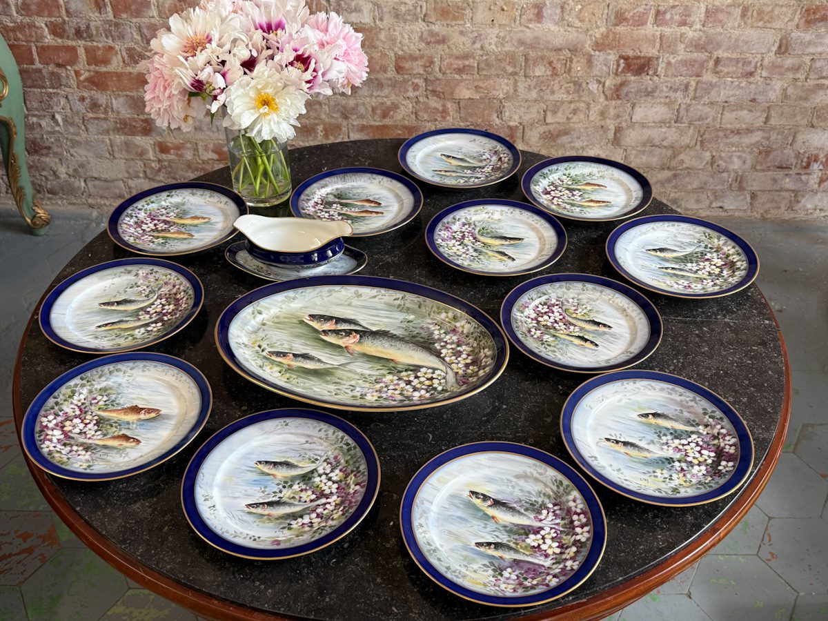 izsmalcināta "Limoge" porcelāna servīze ar zivīm, tumši zilā krāsā ar zelta krāsas akcentu, ar mākslinieka parakstu (7054) - Image 1