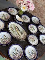 izsmalcināta "Limoge" porcelāna servīze ar zivīm, tumši zilā krāsā ar zelta krāsas akcentu, ar mākslinieka parakstu (7054) - Image 2