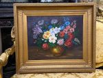 Grezna holandiešu stila klusā daba "Ziedi vāzē" greznā zeltītā rāmī — parakstīta, 1974. gads, (Antique style floral still life oil painting in ornate gilded frame) (5365) - Image 9