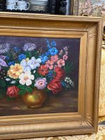 Grezna holandiešu stila klusā daba "Ziedi vāzē" greznā zeltītā rāmī — parakstīta, 1974. gads, (Antique style floral still life oil painting in ornate gilded frame) (5365) - Image 10