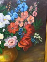 Grezna holandiešu stila klusā daba "Ziedi vāzē" greznā zeltītā rāmī — parakstīta, 1974. gads, (Antique style floral still life oil painting in ornate gilded frame) (5365) - Image 7