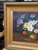 Grezna holandiešu stila klusā daba "Ziedi vāzē" greznā zeltītā rāmī — parakstīta, 1974. gads, (Antique style floral still life oil painting in ornate gilded frame) (5365) - Image 4