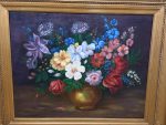 Grezna holandiešu stila klusā daba "Ziedi vāzē" greznā zeltītā rāmī — parakstīta, 1974. gads, (Antique style floral still life oil painting in ornate gilded frame) (5365) - Image 5