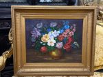 Grezna holandiešu stila klusā daba "Ziedi vāzē" greznā zeltītā rāmī — parakstīta, 1974. gads, (Antique style floral still life oil painting in ornate gilded frame) (5365) - Image 3