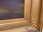 Grezna holandiešu stila klusā daba "Ziedi vāzē" greznā zeltītā rāmī — parakstīta, 1974. gads, (Antique style floral still life oil painting in ornate gilded frame) (5365) - Image 2