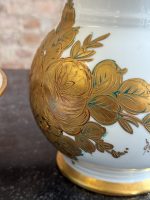 Porcelāna krūkas un bļodas komplekts — Ampīra stilā, mākslinieka paraksts (Limoges Porcelain Pitcher and Basin Set in Empire Style) (7058) - Image 12