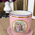 porcelāna kašpo/puķpods ar šķīvi pamatnē, Neo-Rokoko / Romantisms, vidēja izmēra (6087)