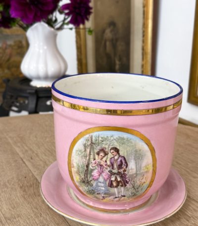 Porcelænsblomsterkrukke med underskål, Neo-Rococo/Romantik, mellemstor
