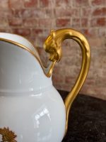 Porcelāna krūkas un bļodas komplekts — Ampīra stilā, mākslinieka paraksts (Limoges Porcelain Pitcher and Basin Set in Empire Style) (7058) - Image 6