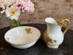 Porcelāna krūkas un bļodas komplekts — Ampīra stilā, mākslinieka paraksts (Limoges Porcelain Pitcher and Basin Set in Empire Style) (7058) - Image 4