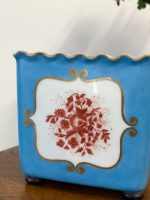 Porcelāna Kašpo ar Zelta Monogrammu "M" un Sarkaniem Ziediem — Sèvres manierē, Francija, ap 1860.–1890. Porcelāna Kašpo ar Iniciāļiem, Vidēja Izmēra (51270) - Image 5