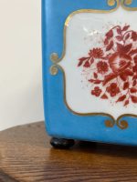 Porcelāna Kašpo ar Zelta Monogrammu "M" un Sarkaniem Ziediem — Sèvres manierē, Francija, ap 1860.–1890. Porcelāna Kašpo ar Iniciāļiem, Vidēja Izmēra (51270) - Image 6