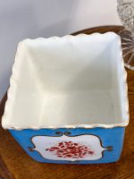 Porcelāna Kašpo ar Zelta Monogrammu "M" un Sarkaniem Ziediem — Sèvres manierē, Francija, ap 1860.–1890. Porcelāna Kašpo ar Iniciāļiem, Vidēja Izmēra (51270) - Image 8