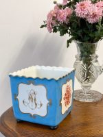 Porcelāna Kašpo ar Zelta Monogrammu "M" un Sarkaniem Ziediem — Sèvres manierē, Francija, ap 1860.–1890. Porcelāna Kašpo ar Iniciāļiem, Vidēja Izmēra (51270)