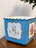 Porcelāna Kašpo ar Zelta Monogrammu "M" un Sarkaniem Ziediem — Sèvres manierē, Francija, ap 1860.–1890. Porcelāna Kašpo ar Iniciāļiem, Vidēja Izmēra (51270) - Image 3