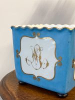 Porcelāna Kašpo ar Zelta Monogrammu "M" un Sarkaniem Ziediem — Sèvres manierē, Francija, ap 1860.–1890. Porcelāna Kašpo ar Iniciāļiem, Vidēja Izmēra (51270) - Image 7