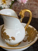 Porcelāna krūkas un bļodas komplekts — Ampīra stilā, mākslinieka paraksts (Limoges Porcelain Pitcher and Basin Set in Empire Style) (7058) - Image 2