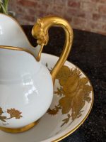 Porcelāna krūkas un bļodas komplekts — Ampīra stilā, mākslinieka paraksts (Limoges Porcelain Pitcher and Basin Set in Empire Style) (7058) - Image 5