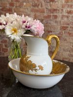 Porcelāna krūkas un bļodas komplekts — Ampīra stilā, mākslinieka paraksts (Limoges Porcelain Pitcher and Basin Set in Empire Style) (7058) - Image 3