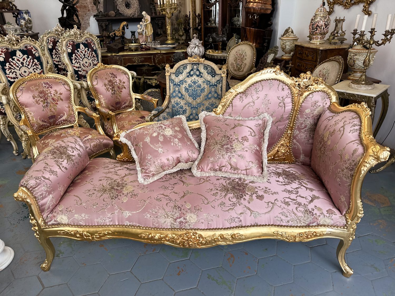 Ļoti Grezna Sofa ar 2 Spilveniem, Liela Izmēra (4752) - Image 1
