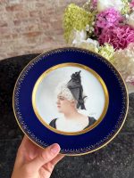 Porcelāna kūku šķīvis ar portretu un parakstu, neliela izmēra (7153) - Image 2