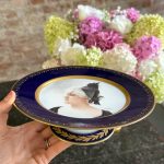 Porcelāna kūku šķīvis ar portretu un parakstu, neliela izmēra (7153)