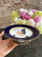 Porcelāna kūku šķīvis ar portretu un parakstu, neliela izmēra (7153)