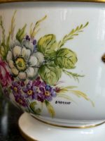 Ar rokām apgleznots porcelāna kašpo ar ziedu motīvu — klasicisma stilā (Hand-Painted Limoges Porcelain Cachepot in Neoclassical Style) (7059) - Image 9