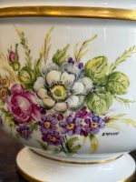 Ar rokām apgleznots porcelāna kašpo ar ziedu motīvu — klasicisma stilā (Hand-Painted Limoges Porcelain Cachepot in Neoclassical Style) (7059) - Image 5