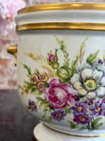 Ar rokām apgleznots porcelāna kašpo ar ziedu motīvu — klasicisma stilā (Hand-Painted Limoges Porcelain Cachepot in Neoclassical Style) (7059) - Image 6