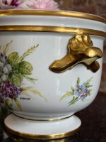 Ar rokām apgleznots porcelāna kašpo ar ziedu motīvu — klasicisma stilā (Hand-Painted Limoges Porcelain Cachepot in Neoclassical Style) (7059) - Image 3