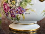 Ar rokām apgleznots porcelāna kašpo ar ziedu motīvu — klasicisma stilā (Hand-Painted Limoges Porcelain Cachepot in Neoclassical Style) (7059) - Image 4