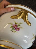 Ar rokām apgleznots porcelāna kašpo ar ziedu motīvu — klasicisma stilā (Hand-Painted Limoges Porcelain Cachepot in Neoclassical Style) (7059) - Image 7