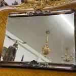 Metāla, Sienas Skapītis Sudraba Krāsā ar Spoguli, Spogulis ir Atbīdāms Vaļā uz Sāniem un Iekšpusē ir 2gab Stikla Plaukti, Vidēja Izmēra (5517)