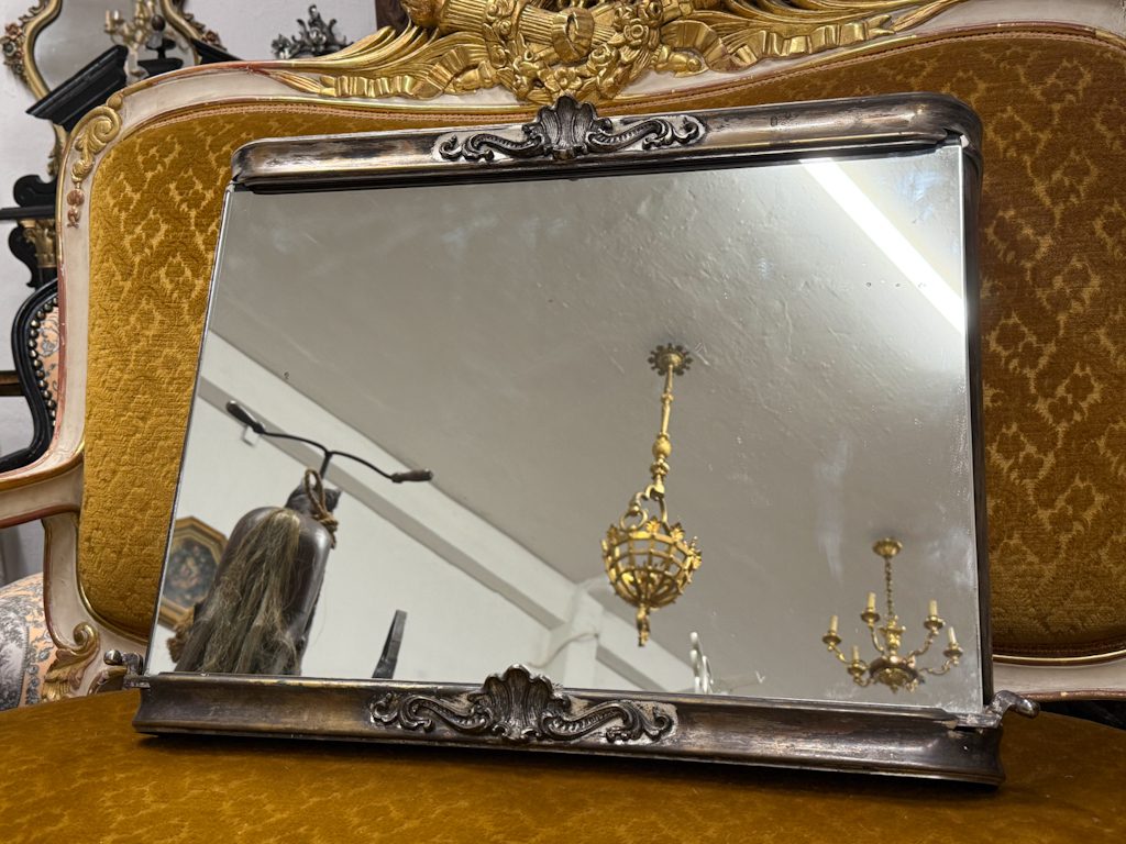 Metāla, Sienas Skapītis Sudraba Krāsā ar Spoguli, Spogulis ir Atbīdāms Vaļā uz Sāniem un Iekšpusē ir 2gab Stikla Plaukti, Vidēja Izmēra (5517) - Image 1
