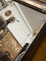 Metāla, Sienas Skapītis Sudraba Krāsā ar Spoguli, Spogulis ir Atbīdāms Vaļā uz Sāniem un Iekšpusē ir 2gab Stikla Plaukti, Vidēja Izmēra (5517) - Image 11